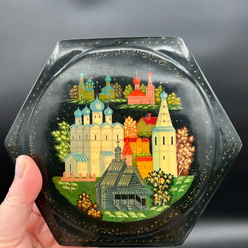012. Russia 🇷🇺 Hexagonal Lacquered Trinket Box