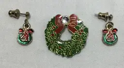 Jewelry set, pierced earrings and brooch, Christmas wreaths, gold tone & enamel