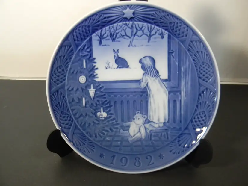 "Waiting for Christmas"  Royal Copenhagen Porcelain Plate for Christmas 1982