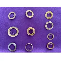 VINTAGE CIRCLE BROOCHES—LOT OF 10