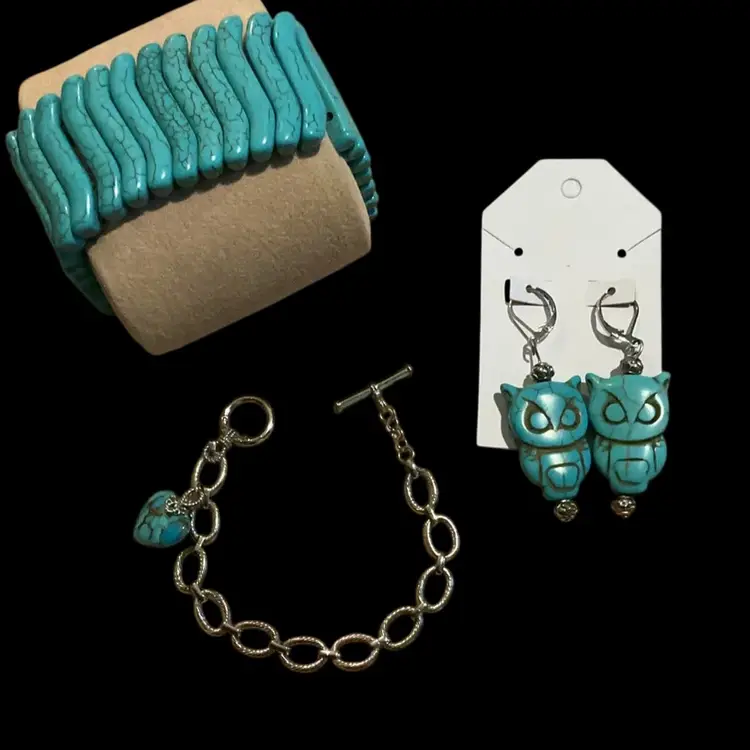 ~ Mid Century Howlite Jewelry!! Dyed Howlite Stretch Bracelet & Silverstone Chain Link ~ Toggle Closure Bracelet With Dyed Howlite Heart Charm. Silvertone Lever Back Pierced Earring ~ Dyed Howlite Owls 🦉 Gorgeous Earrings!!!