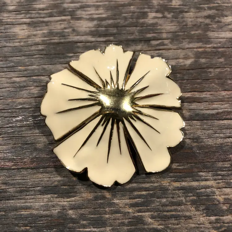 Monet Gold-Toned Cream Enamel Flower Brooch Pin Signed 80’s Vintage Elegant