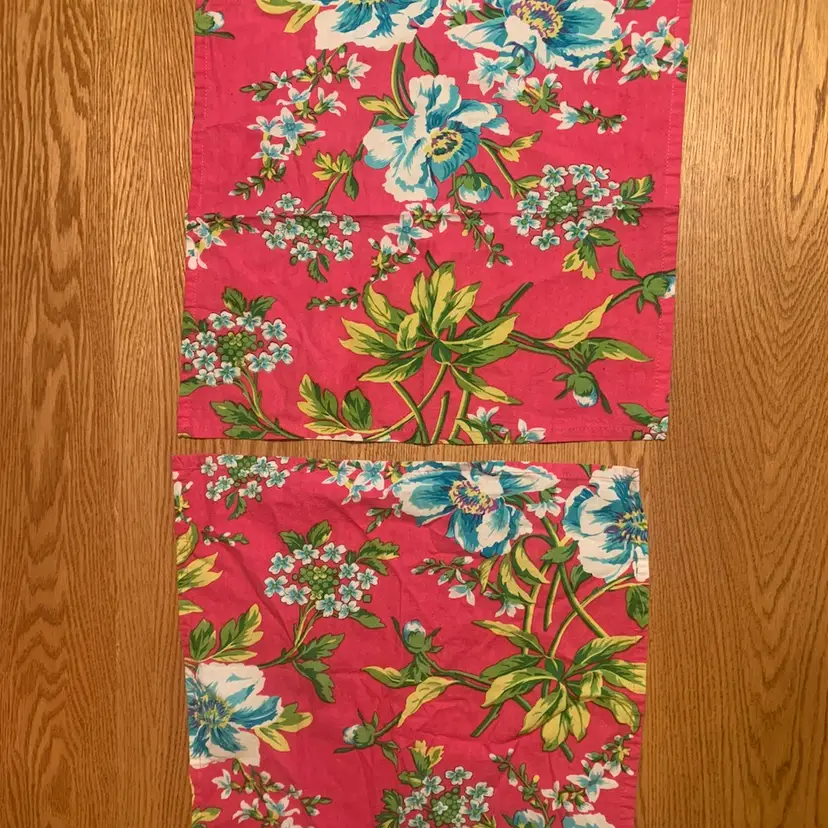 040 Pair Of Flowered Napkins