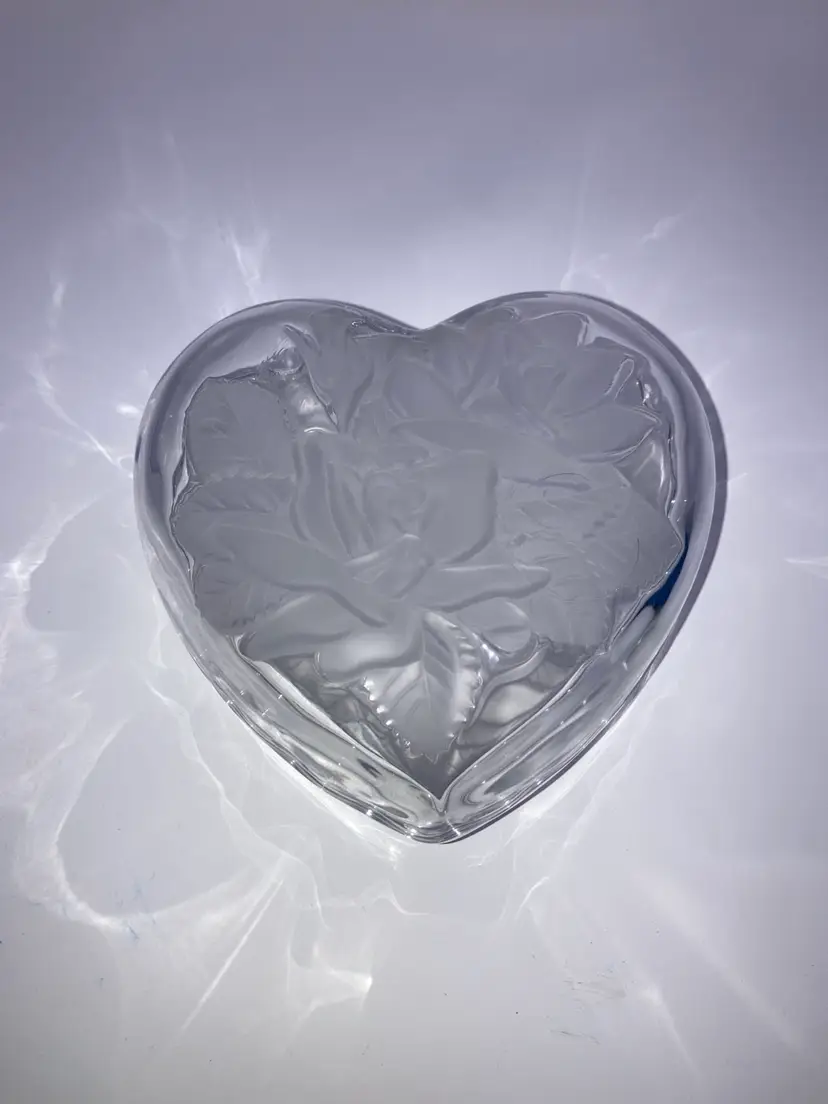 Vintage Lidded Trinket Box! 5β Wide x 3β Tall! Embossed Roses!