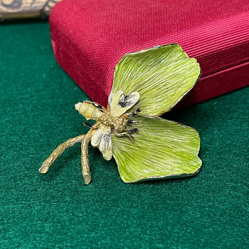 Vintage Hattie Carnegie Signed Brooch Pin Bee On Green Leaves READ