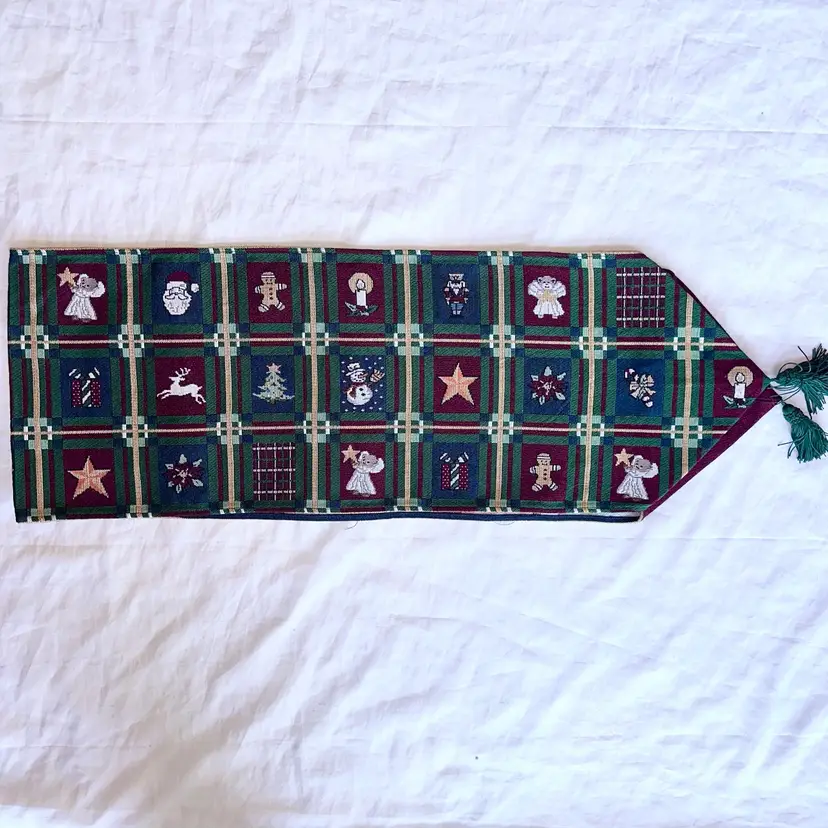 NWOT Unbranded Tapestry Christmas Theme Table Runner 12 x 70