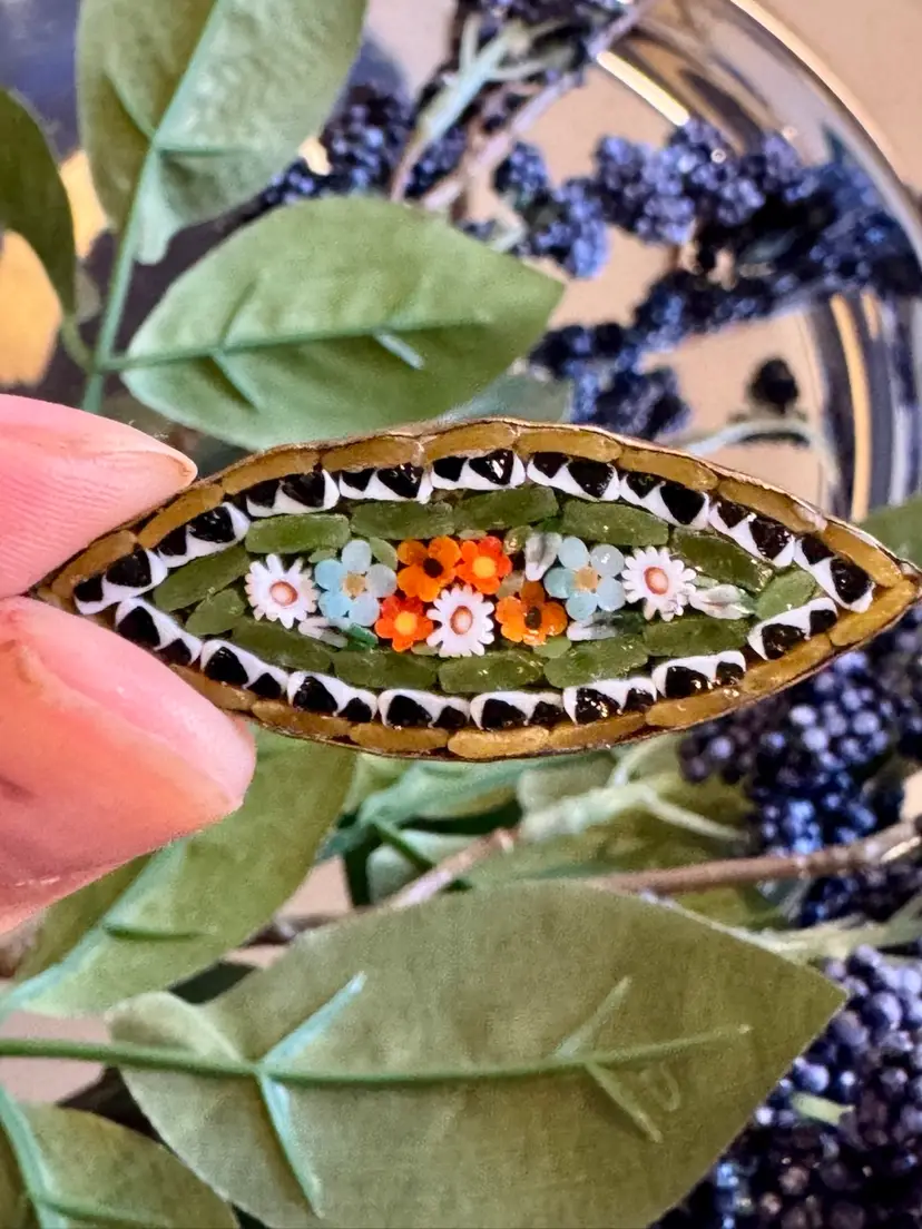 🇮🇹 vintage Italian brooch w/intricate floral micro-mosaic work & brass base