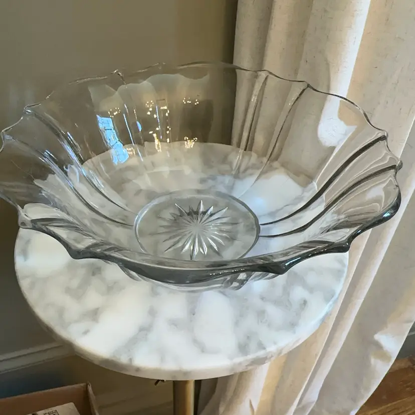 🔔 Callout: Glowy Federal Glass Clear Celestial Starburst Large Scalloped Serving Bowl (1960s–1970s)