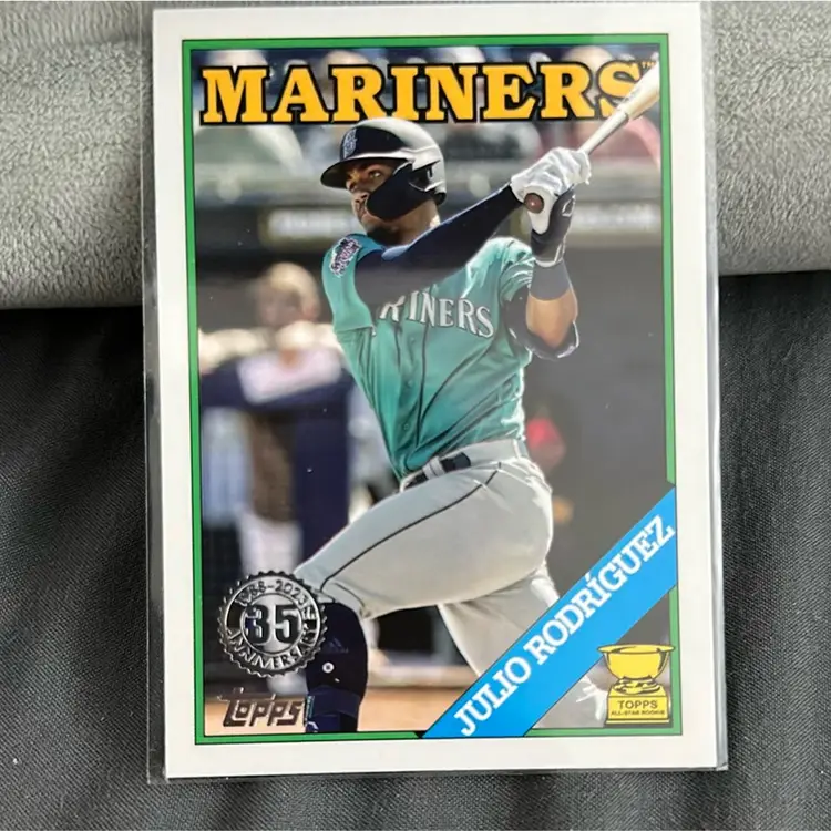 2023 Topps Update Julio Rodriguez 1988 Insert Card Gold Cup #88US-43 - Mariners