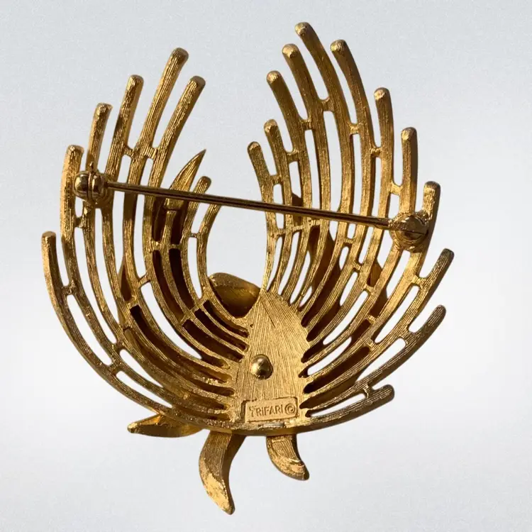 #01 Vintage Trifari  Two Tone Gold Abstract Feather Brooch  2.1/2” x 2”