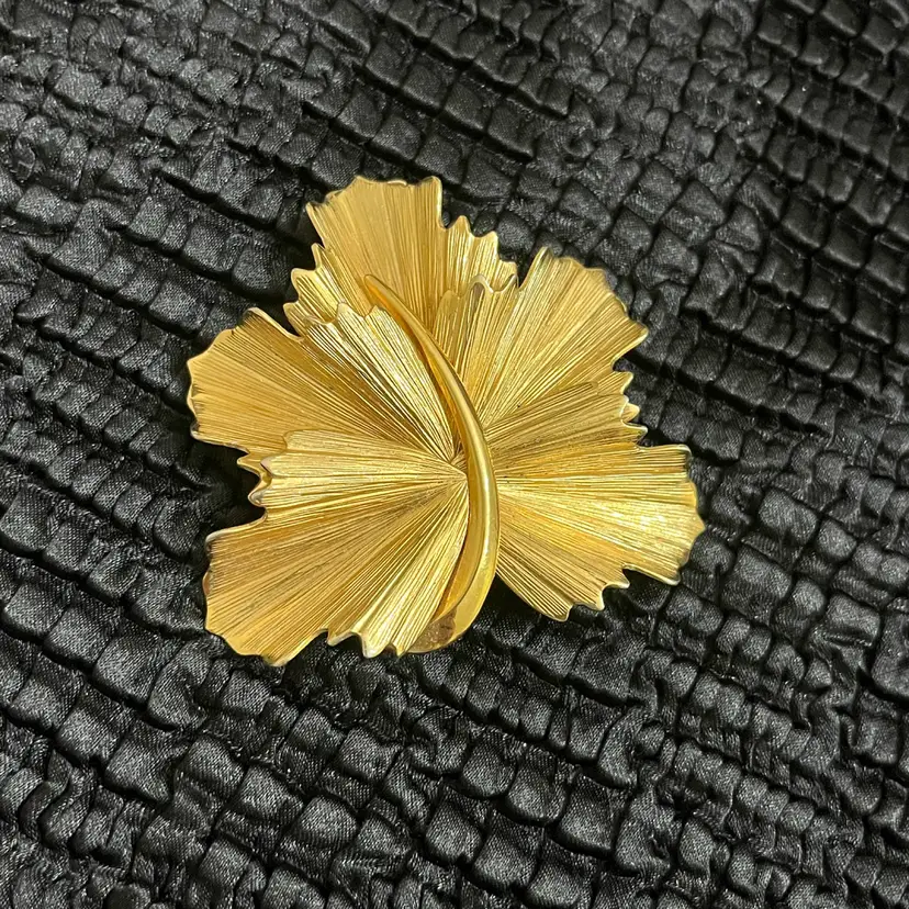 Vintage Napier Sculptural Textured Goldtone Leaf Brooch