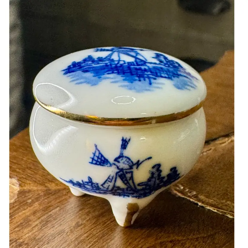 😻 Holland Delft Royal vintage 1.25” porcelain trinket box w/Dutch windmill in Delft style