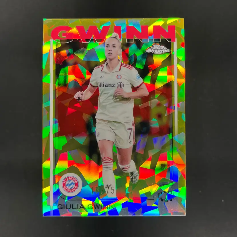 Giulia Gwinn 2024/25 Topps Chrome Sapphire UWCL Yellow /75 Bayern Soccer Card