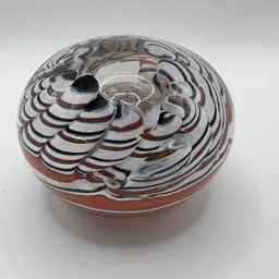 Paperweight Signed Kevin Regan 2006 From Central Glassworks Is 3 1/2” Across 2” Tall; Looks Like A Tiny Internal Bubble As Pointed Out