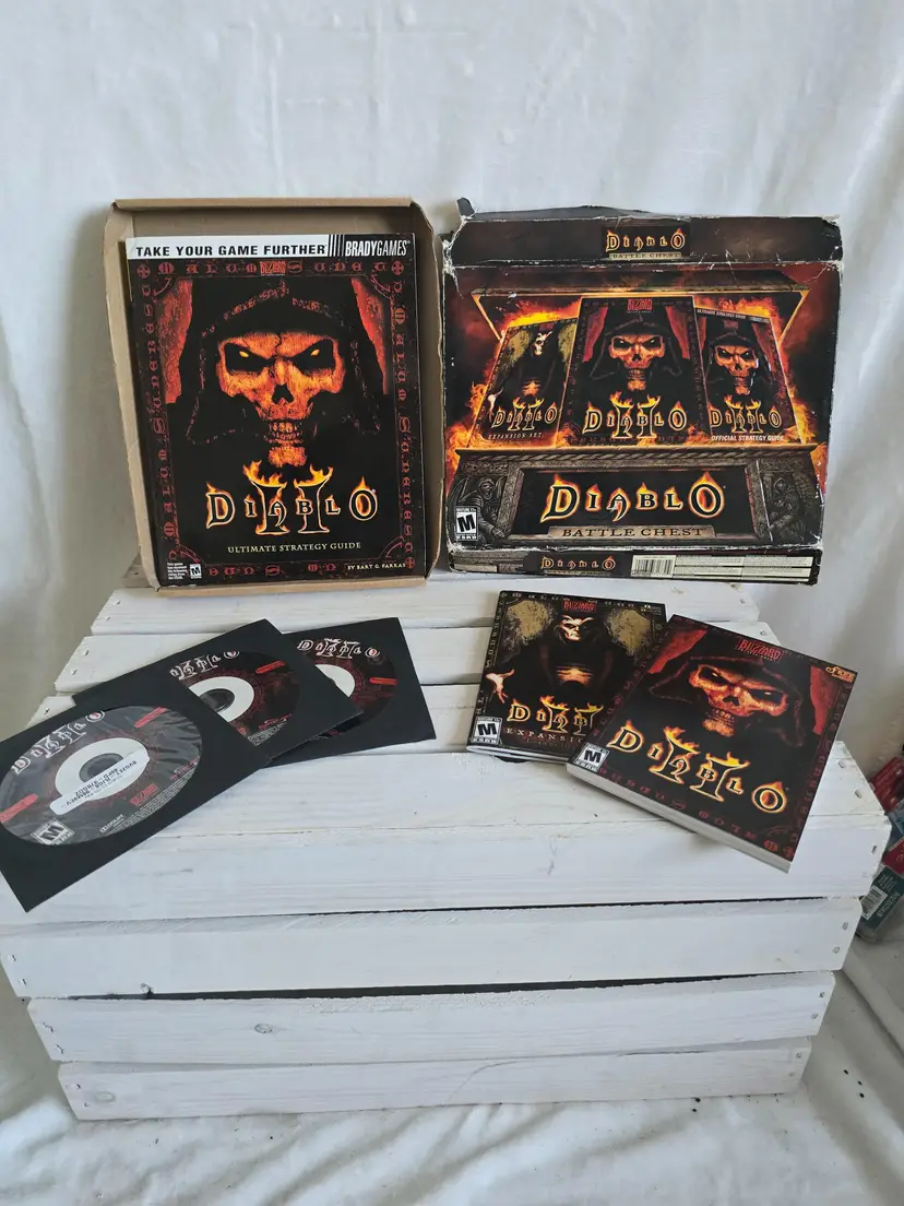 Diablo Battle Chest (PC, 2001) EUC contents.  Box very worn
