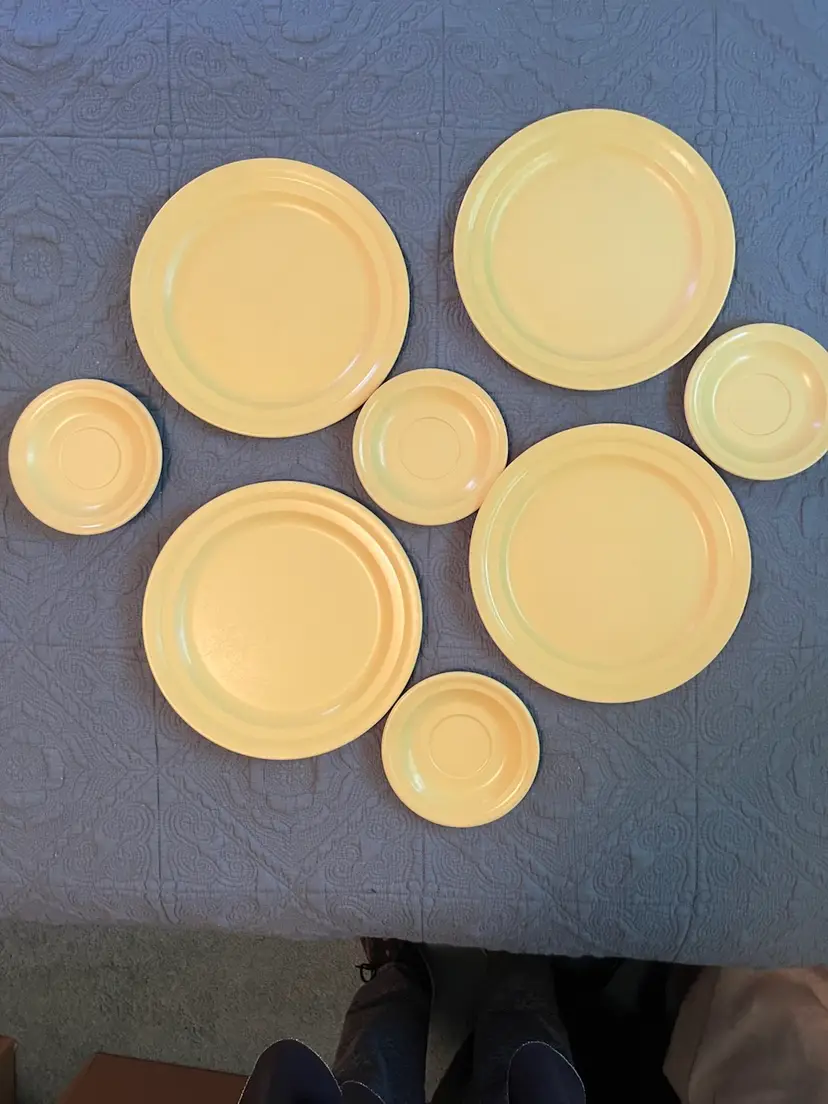 Harmony House-Melmac-Pattern "TODAY". YELLOW. Replacement: 4 Dinner Plates 4 Saucers for Cups. Lot 48