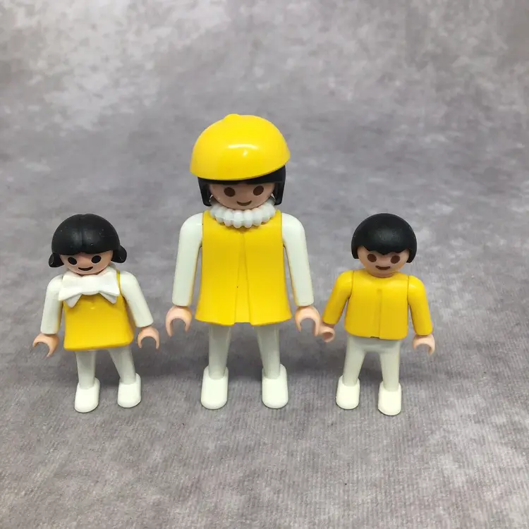 Playmobil Mom & Children in Yellow-VTG