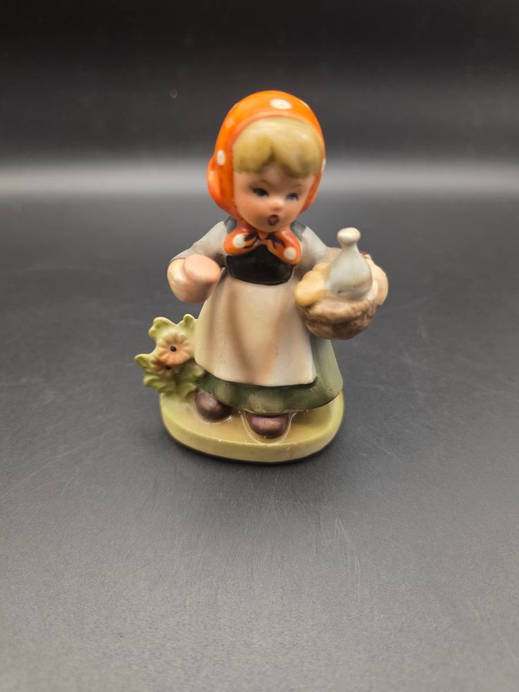 Napcoware girl figurine w/stuff