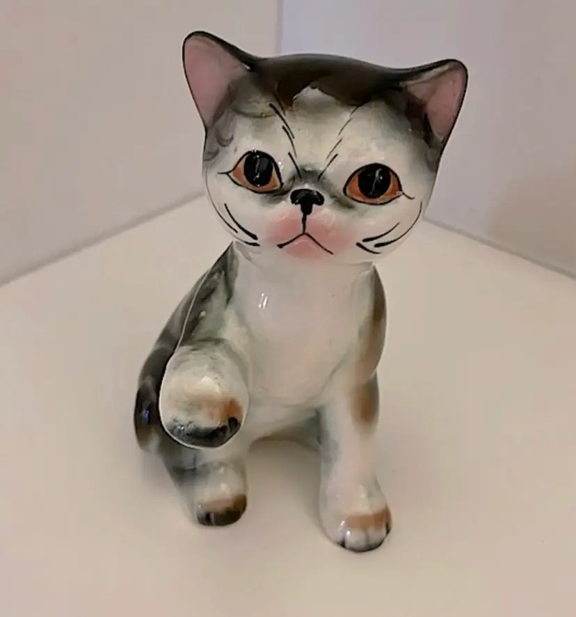 Japan, ceramic tabby cat! Beautiful copper eyes and a cute pose! Perfect condition!