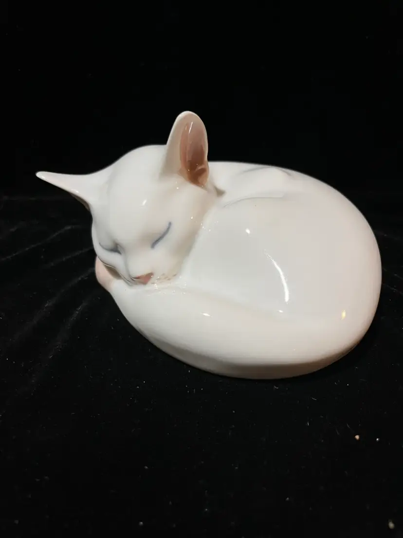 #3383 - Royal Copenhagen 422 Sleeping White Cat Figurine Denmark Porcelain