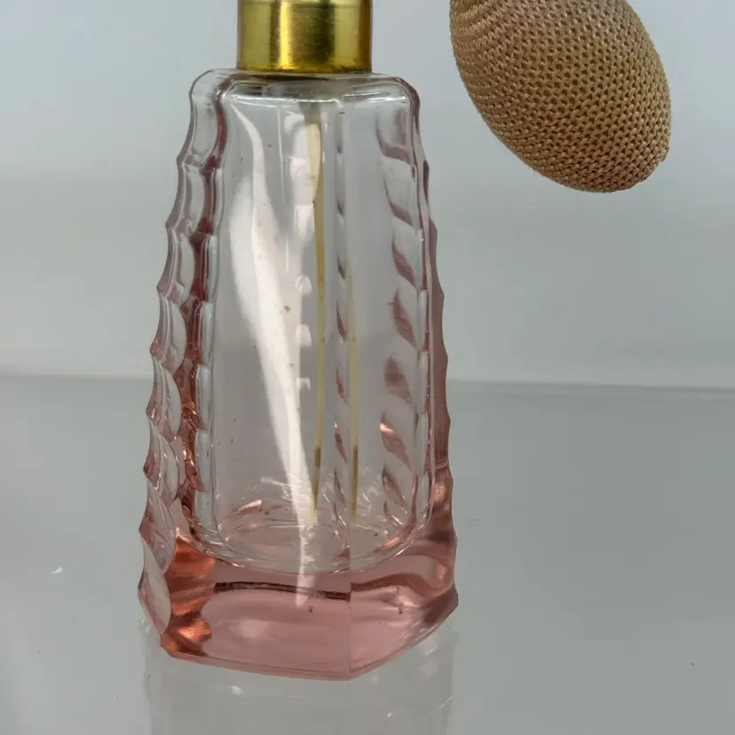 Vintage pink glass perfume atomizer with gold-tone metal and woven bulb, Works