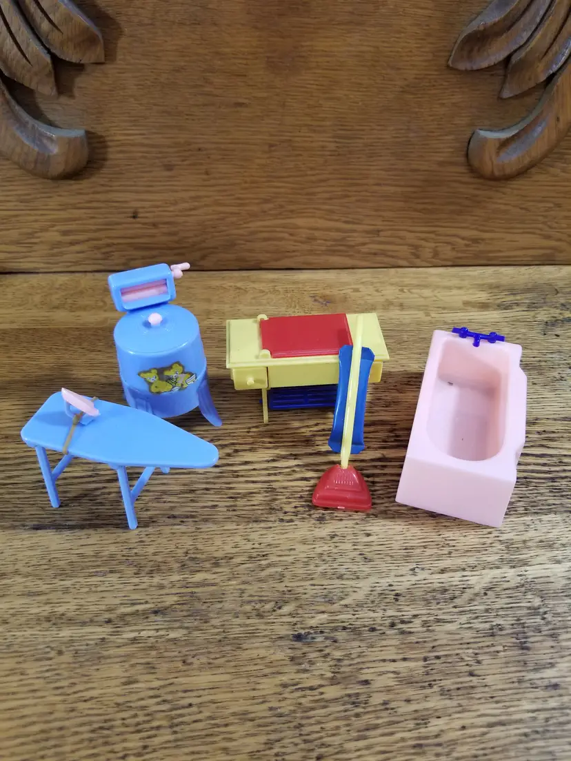 Vintage Renwal Dollhouse Bathroom & Laundry Furniture Lot #7