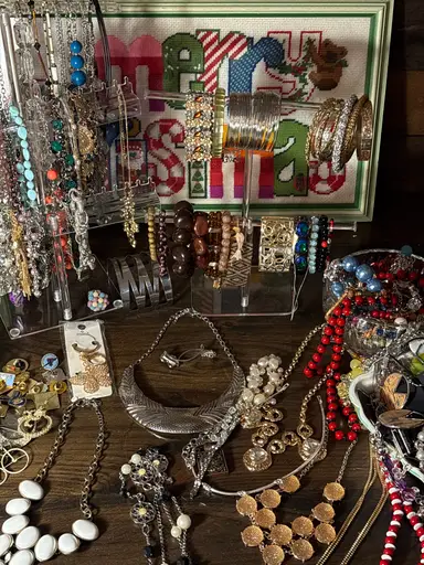 Costume Jewelry All 3 Dollar Starts