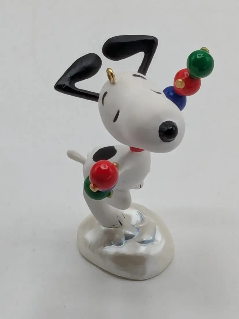 Hallmark Keepsake Snoopy Decking the Tree Christmas Ornament 2015