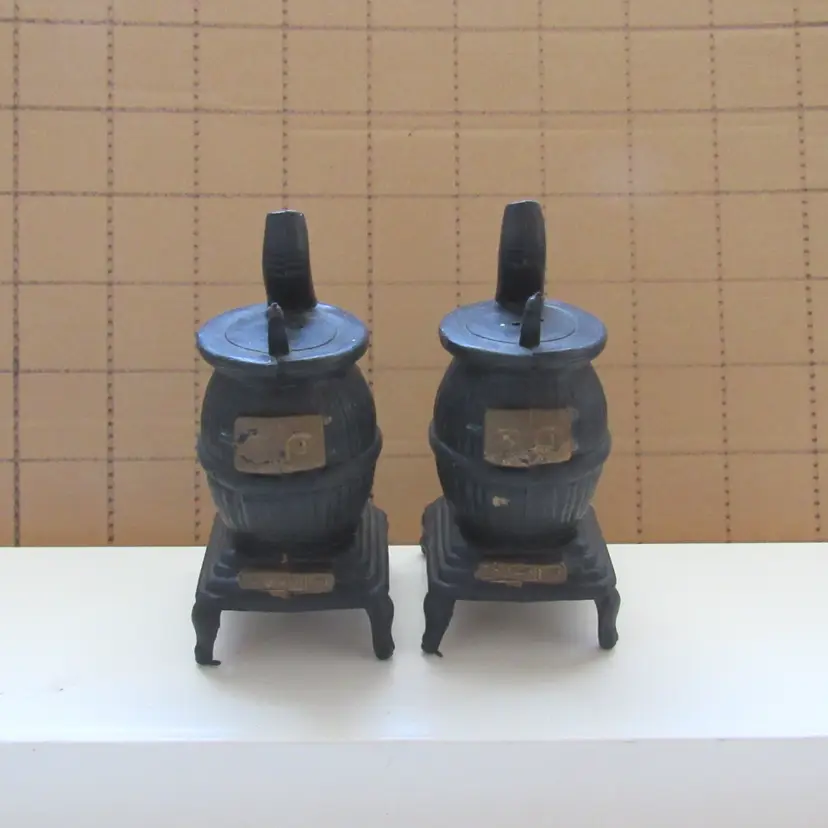 VTG Plastic Wood Stoves w/Gold Doors Salt & Pepper Shaker Set