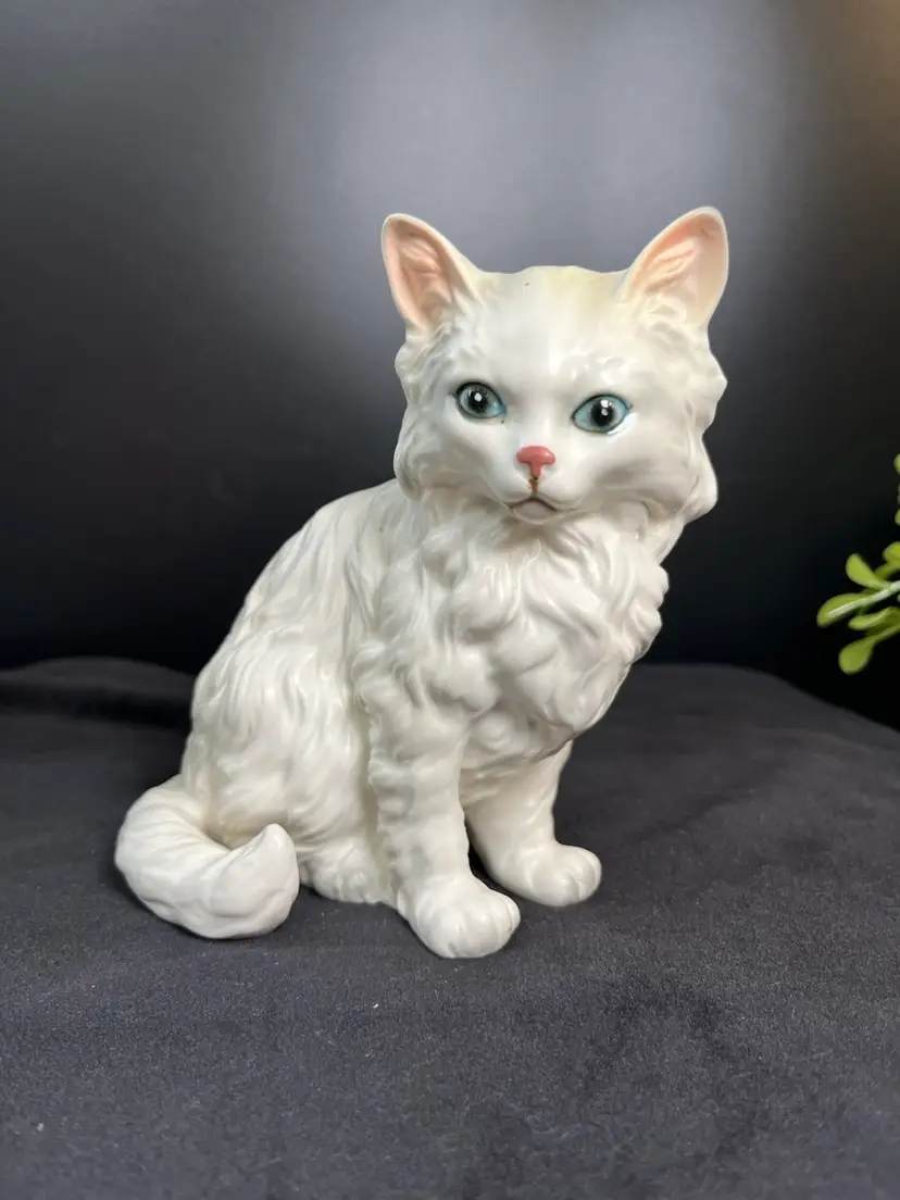 MEOW! Lefton-Numbered H1514-Persian Long Hair Cat Figurine (Sticker)