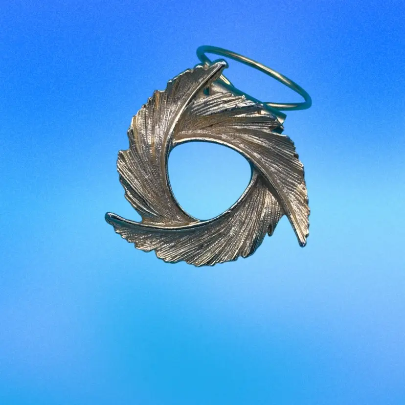 Vintage Gold-Tone Swirling Leaf Scarf Clip – Mid-Century Costume Jewelry