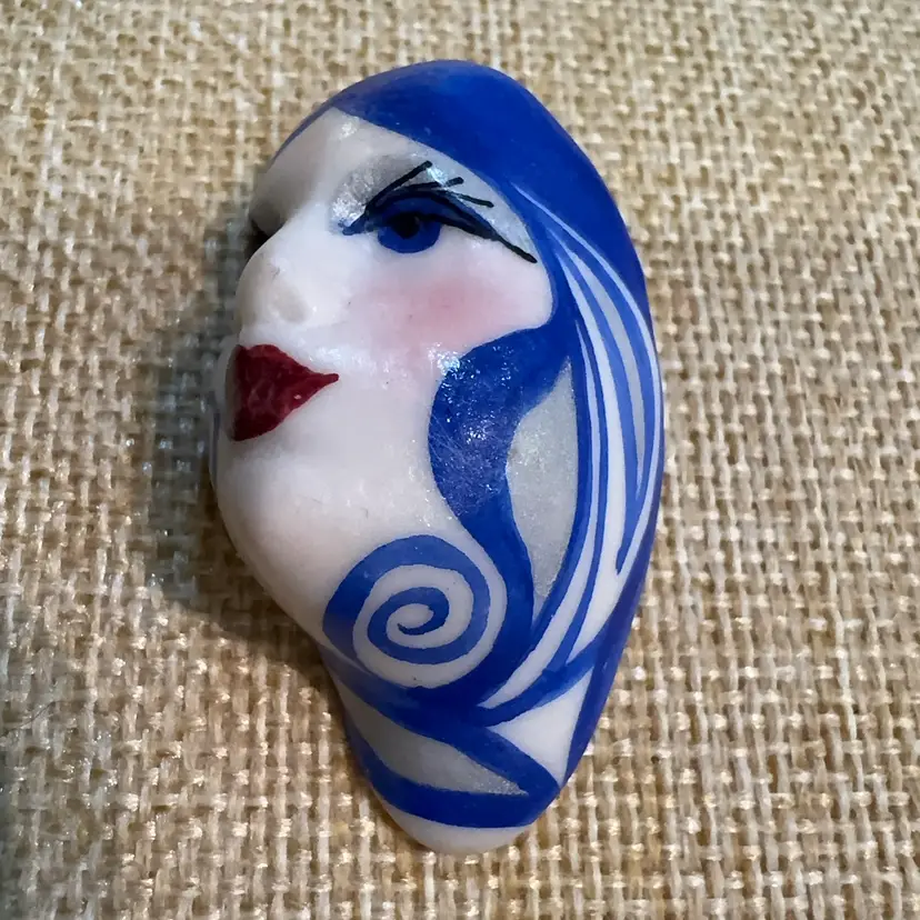 1960s Magnus Signed Mod Lady Face Brooch Blue Swirl Hair