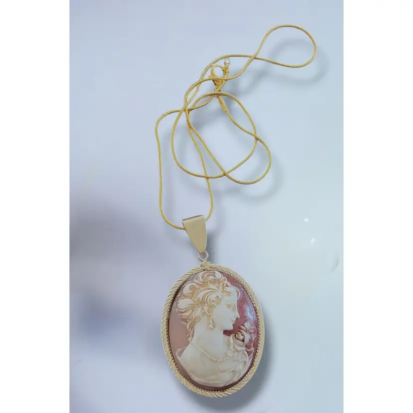 Vintage Mid-century Cameo Gold Tone Pendant On A New 20” Snake Chain