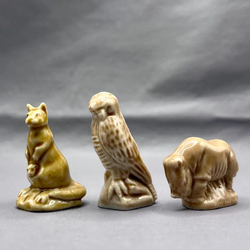 Lot Of 3 Wade Whimsies Figurines Kangaroo Falcon Rhino Wild Animals Bird Red Rose Tea Approx. 1.5-2."