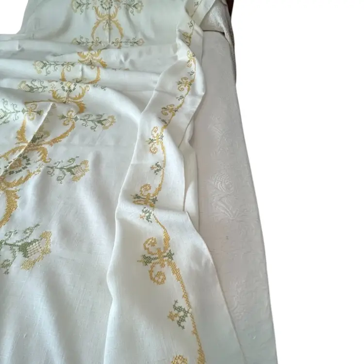 @105x72 Cream Colored Yellow And Green Embroidered Tablecloth With 9 Napkins Spots On Tablecloth And Napkins