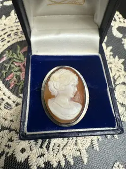 Vintage 925 Sterling Silver And Shell Apricot cameo brooch