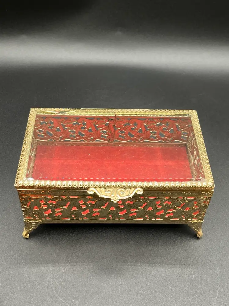 Vintage Avon Gold Tone Metal Filigree Glass Top Jewelry Box Casket 6.5” 💎