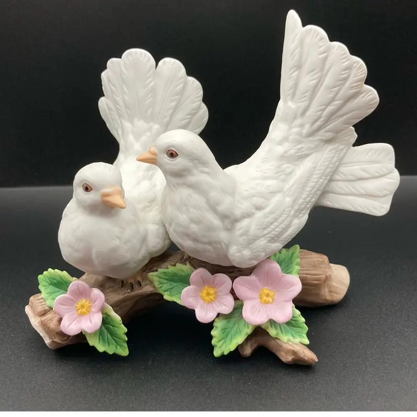 White Porcelain Doves With Beautiful Intact Flowers! 5 1/2” Wide 4 3/4” Tall! Made By Homco!
