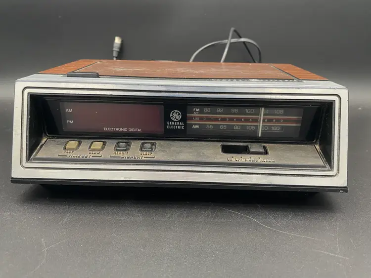 GE Walnut Grain Finish Alarm Clock Radio Model #7-4650K - Tested