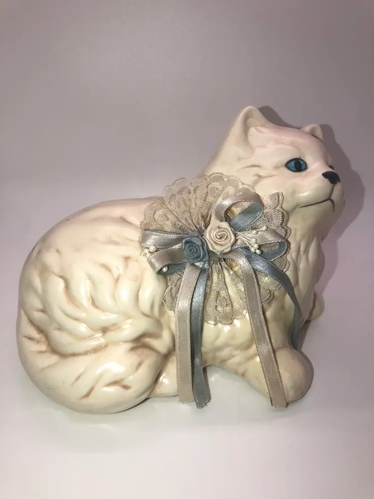 Vintage Ceramic Persian Cat With Ribbon Lace And Flower