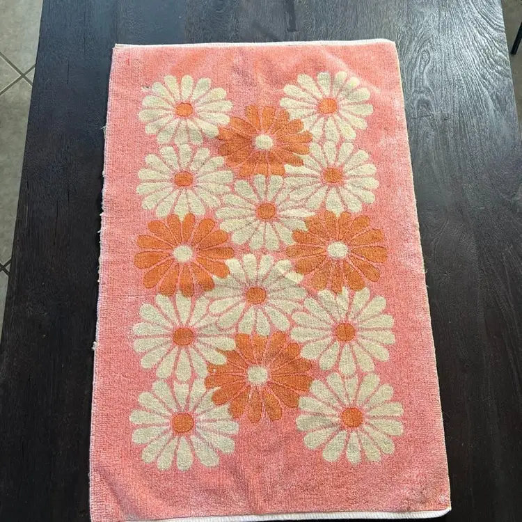 Vintage Daisy Print Hand Towel.