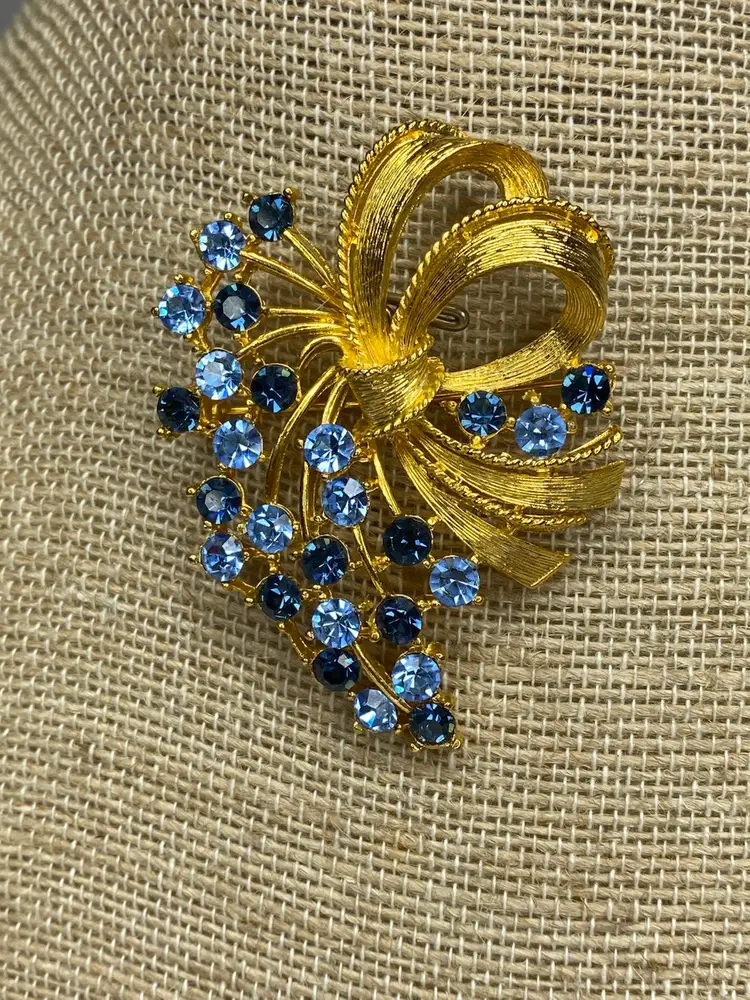 Vintage M JENT Rhinestone Brooch Gold Tone Ribbon Bow Blue Green Flower Spray