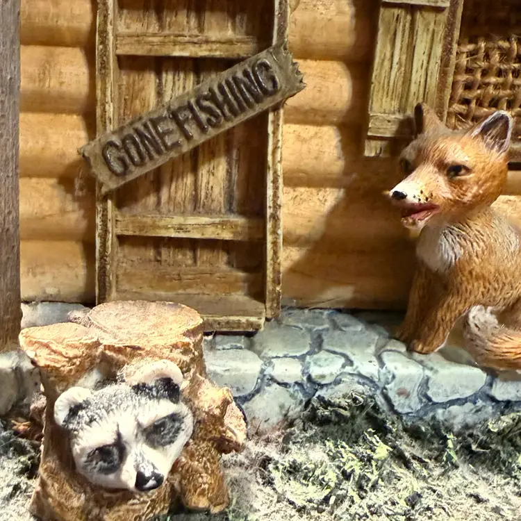Vintage 90s Gone Fishing Fox & Raccoon Log Cabin Caddy - 
Basket - Planter 6" Wide
Vintage 90s Gone Fishing Fox & Raccoon Log Cabin Caddy - Basket - 6” Planter - Lodge Rustic Folk Art