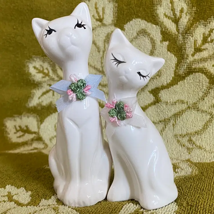 Vintage MCM Porcelain Cat Figurines White with Neck Ribbons MIC Taiwan