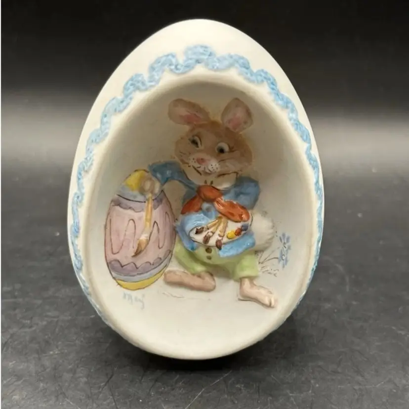 Vintage 1976 BYRON MOLDS Hand Painted Easter Egg Eggs Diorama Bunny Rabbits 4”