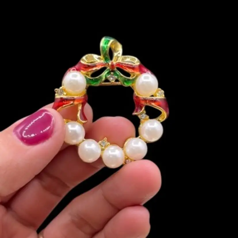 Round Faux Pearl Christmas Wreath Brooch With Rhinestones 1.5"