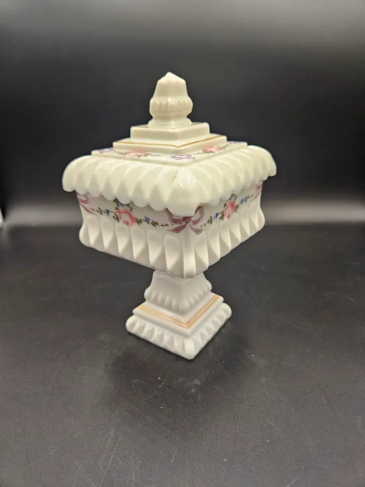 Westmoreland Rose and Bow Wedding Cake Box Lid Damaged!