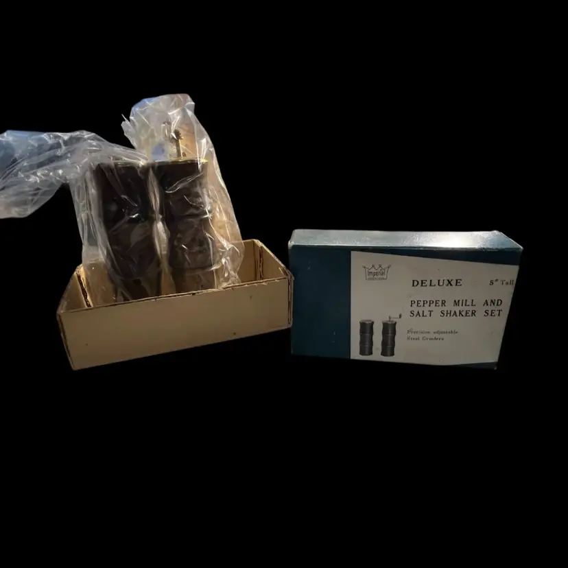 Vintage Imperial Deluxe Pepper Mill And Salt Shaker Set