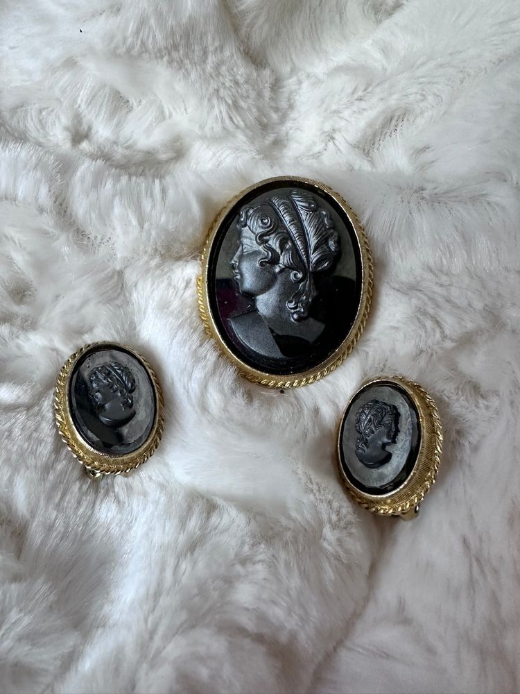 Costume Jewelry Vintage Gold Tone Glass Cameo With Matching Earrings (READ)