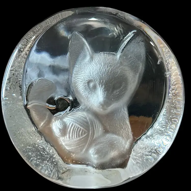 Zajacar Crystal Kitten with Yarn Paperweight: 3.75”x3.75”x1.5”